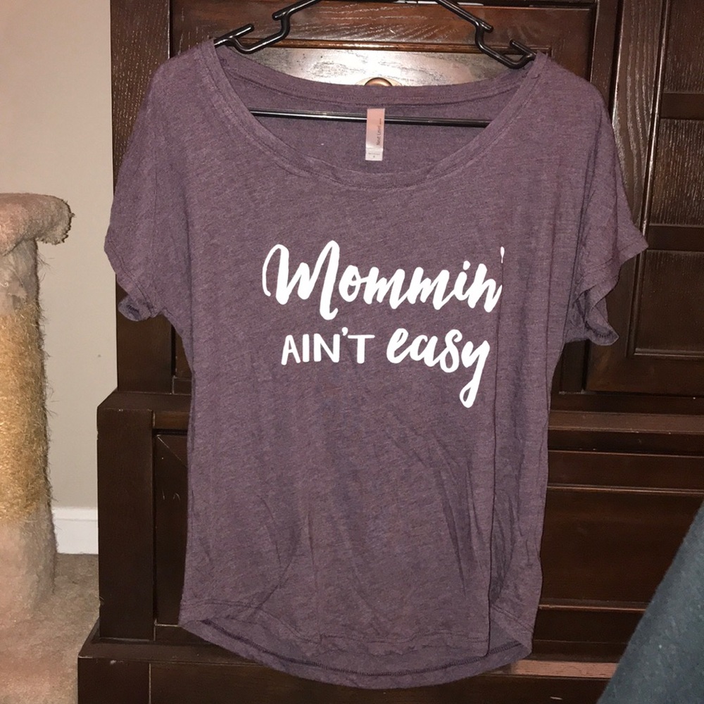 Mommin’ ain’t easy tee